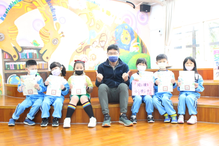 頒發閱讀小學士