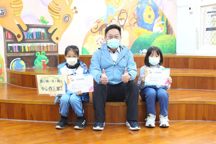 頒發「國語日報小作家」證書