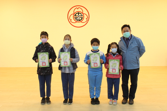頒發110學年度新北市中小學滑輪溜冰賽獲獎獎項