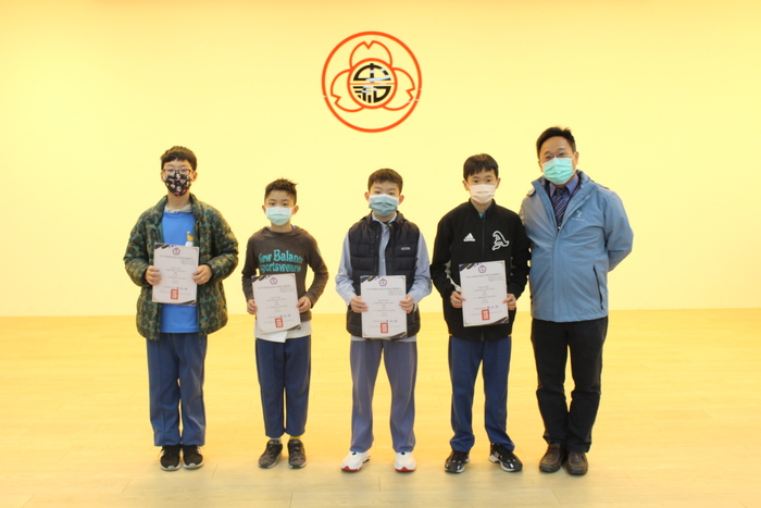 頒發本校游泳隊參加110年全國總統盃游泳錦標賽獲獎獎項