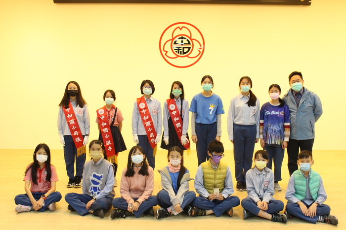 頒發司儀、旗手服務優良獎狀